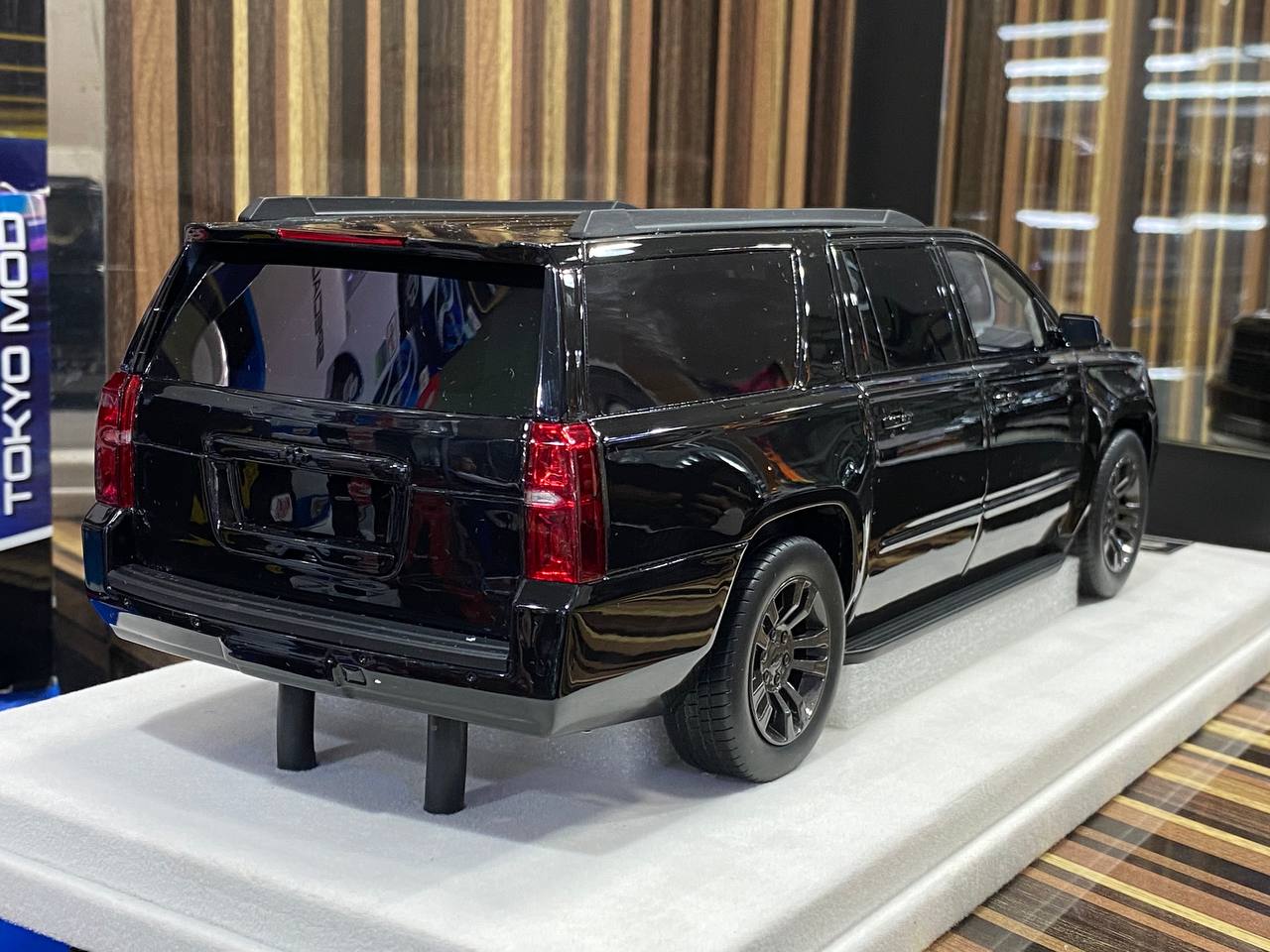 1/18 Resin Chevrolet Suburban Tahoe Black Model Car by V-A