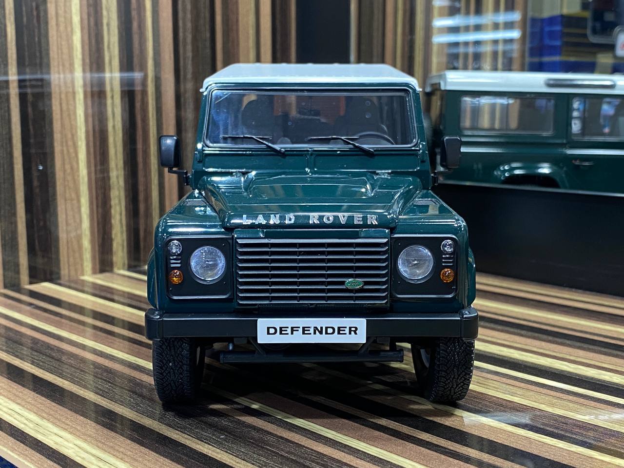 1/18 Diecast Land Rover Defender 110 Dark Green Century Dragon Scale Model Car