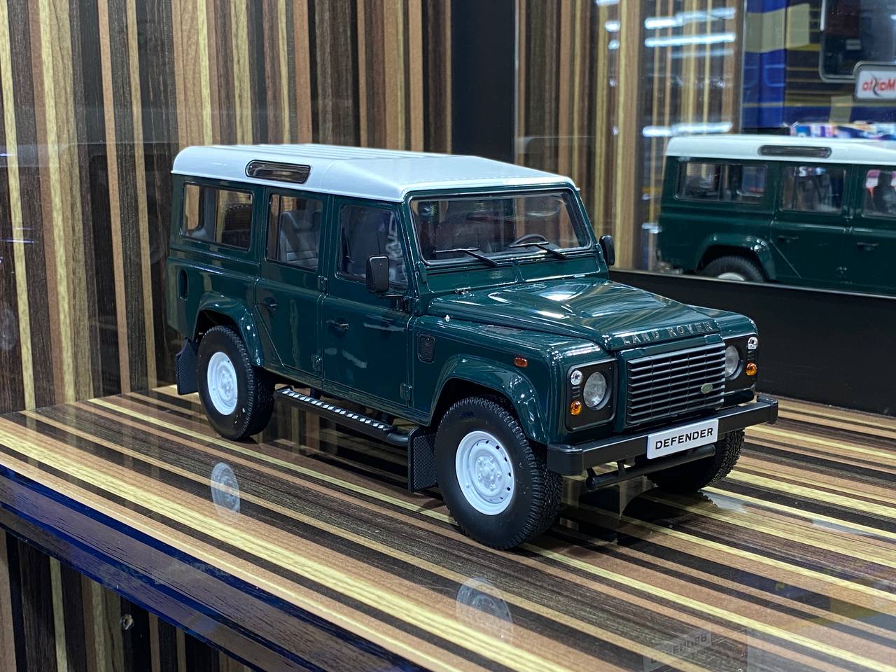 1/18 Diecast Land Rover Defender 110 Dark Green Century Dragon Scale M ...