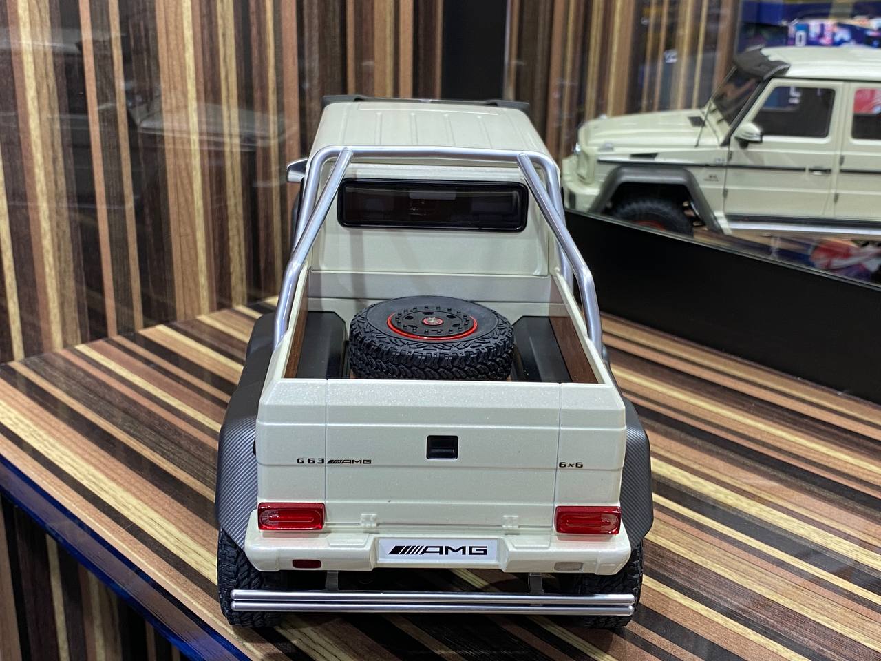 1/18 Diecast Mercedes-Benz G-63 AMG 6x6 White AUTOart Scale Model Car