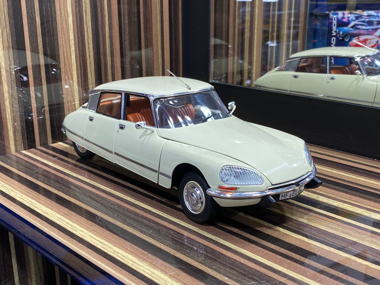 1/18 Diecast Citroen DS23 Norev Scale Model Car - Diecast model car by dturman.com - Norev