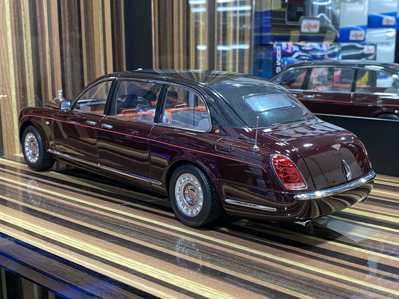 1/18 Bentley State Limousine Maroon by  Minichamps