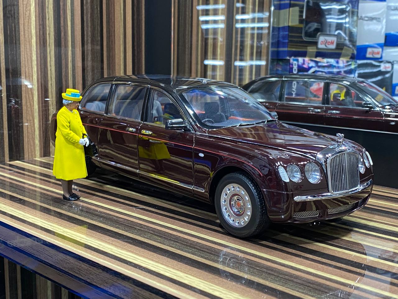 1/18 Bentley State Limousine Maroon by  Minichamps