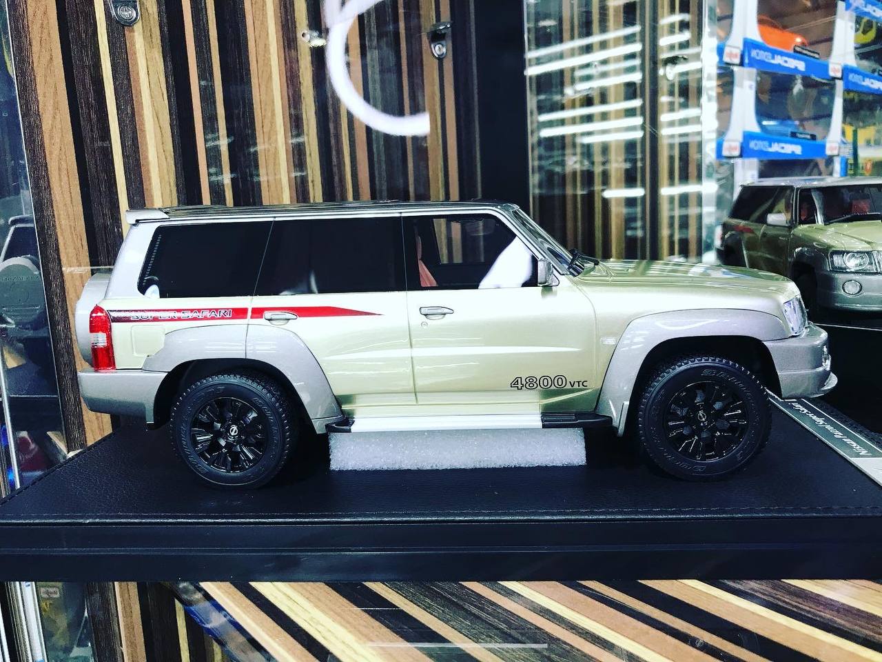 Nissan Patrol Super Safari 1:18 Gold - dturman.com