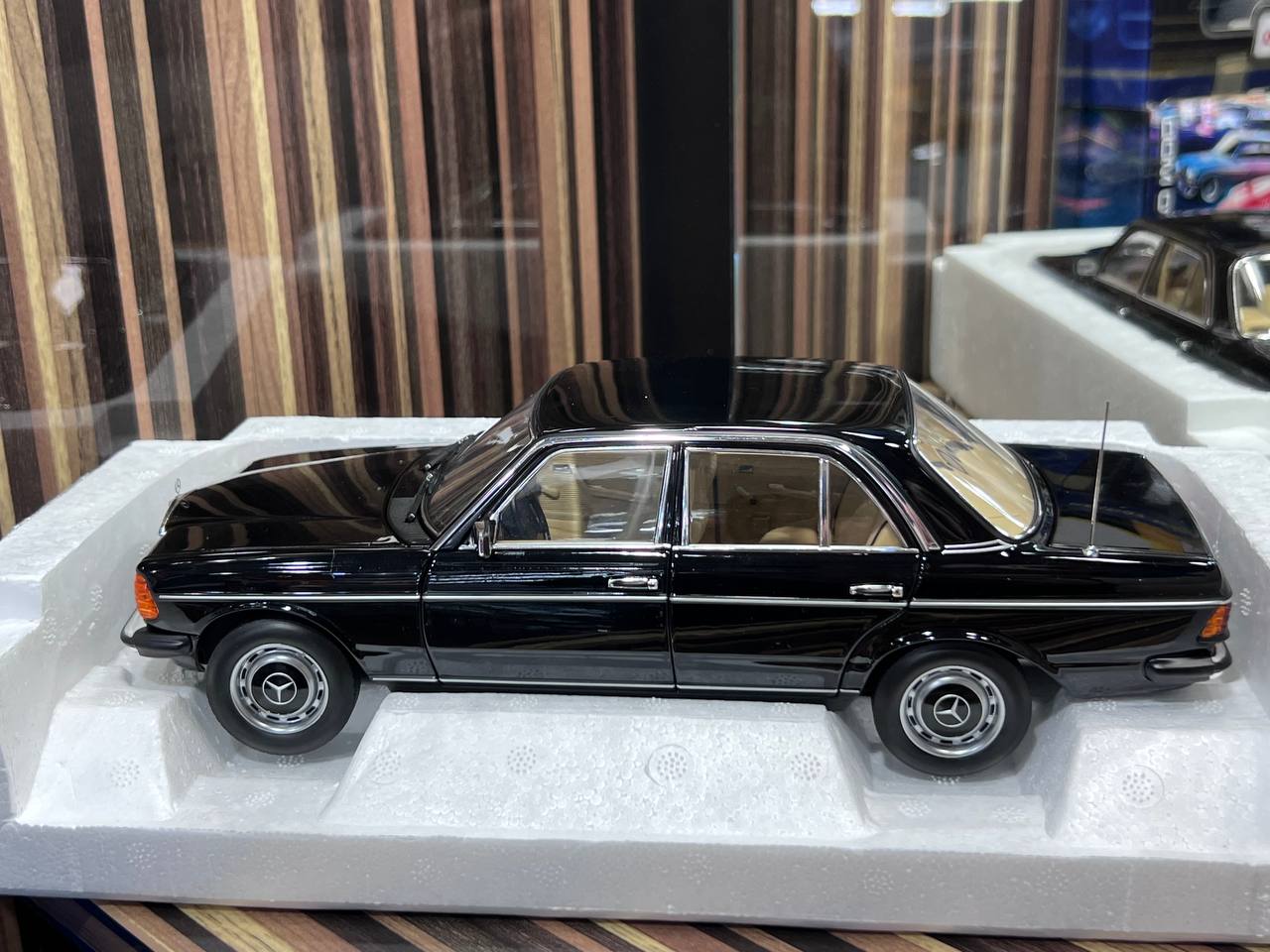 1/18 Diecast Mercedes-Benz 200 1982 Black Norev Scale Model Car