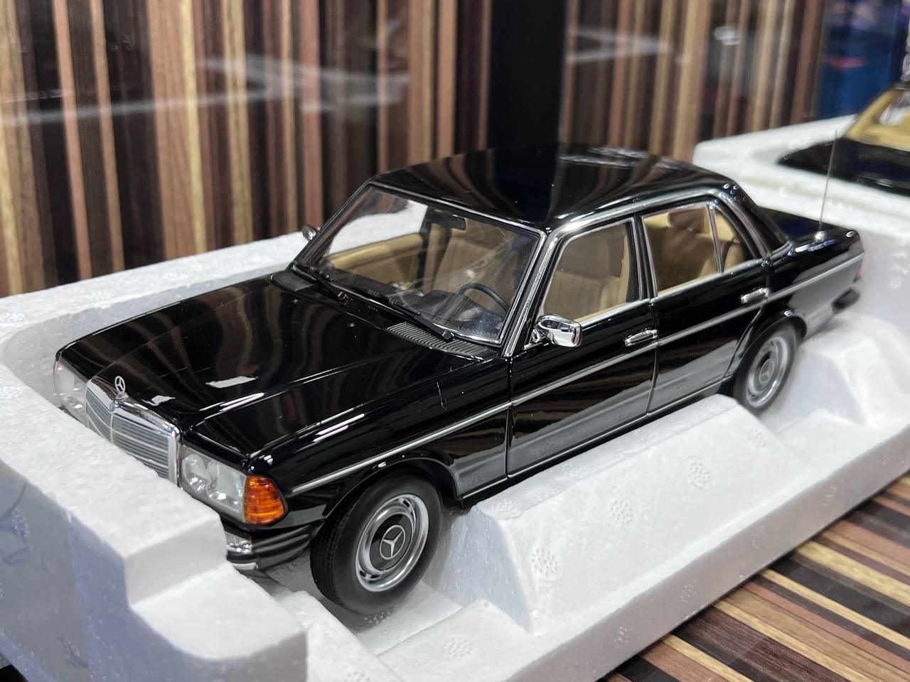 1/18 Diecast Mercedes-Benz 200 1982 Black Norev Scale Model Car