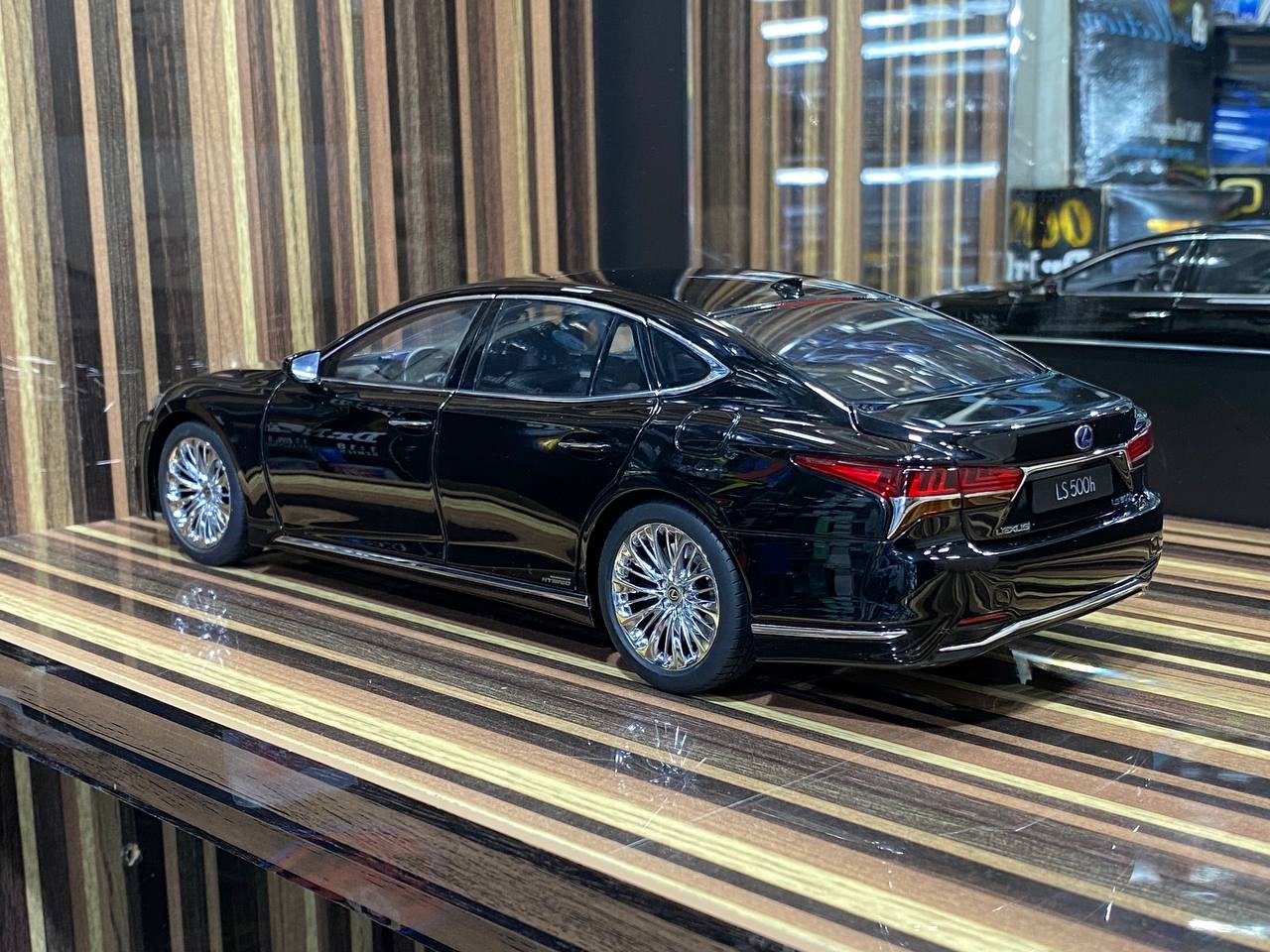 1/18 Diecast Lexus LS500h Black AUTOart Scale Model Car