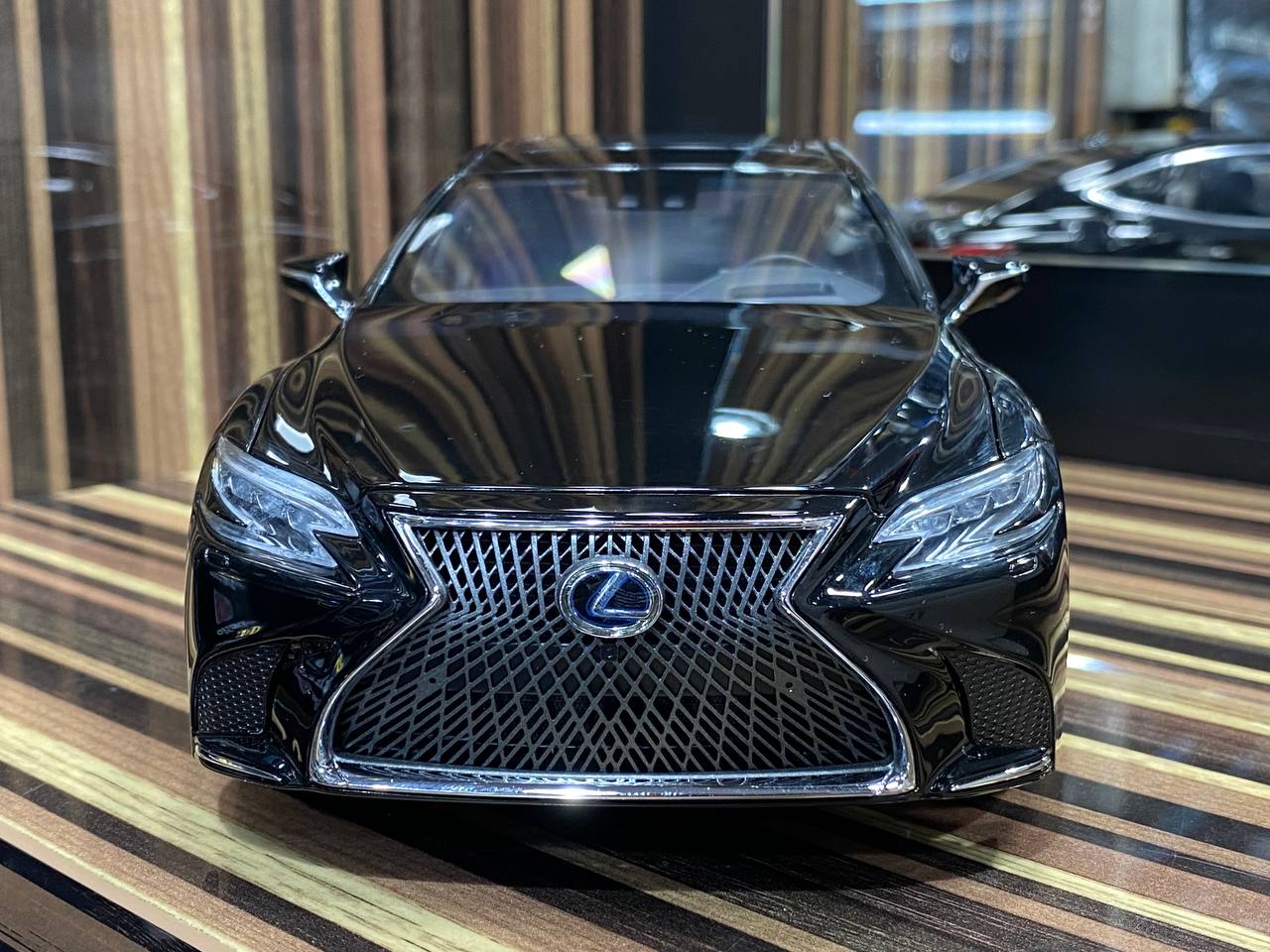 1/18 Diecast Lexus LS500h Black AUTOart Scale Model Car