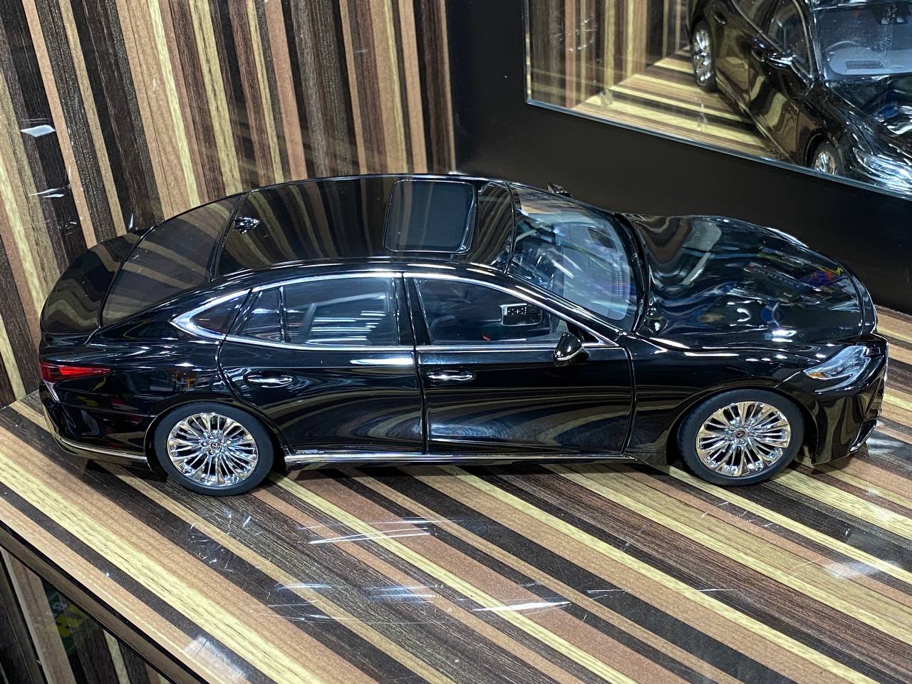 1/18 Diecast Lexus LS500h Black AUTOart Scale Model Car