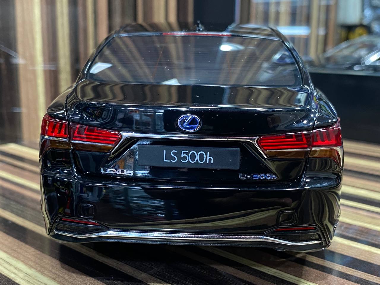 1/18 Diecast Lexus LS500h Black AUTOart Scale Model Car