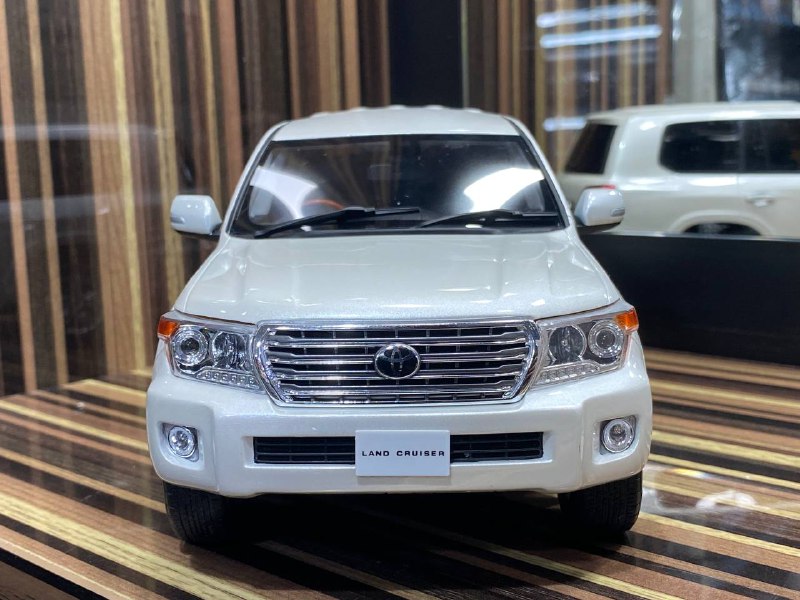1/18 Diecast Toyota Land Cruiser 200 White Kyosho Samurai Scale Model Car