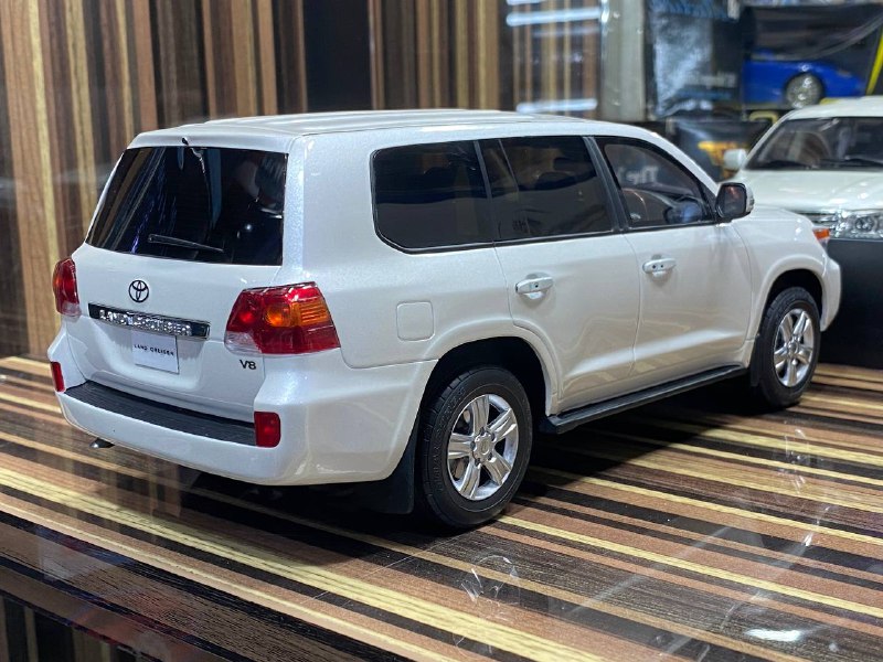 1/18 Diecast Toyota Land Cruiser 200 White Kyosho Samurai Scale Model Car