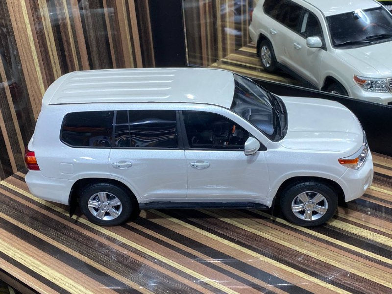 1/18 Diecast Toyota Land Cruiser 200 White Kyosho Samurai Scale Model Car