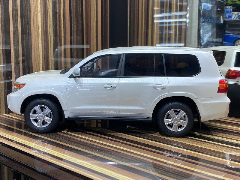 1/18 Diecast Toyota Land Cruiser 200 White Kyosho Samurai Scale Model Car