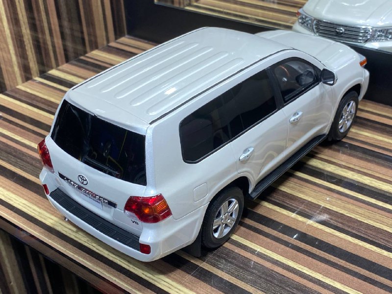1/18 Diecast Toyota Land Cruiser 200 White Kyosho Samurai Scale Model Car