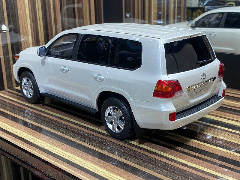 1/18 Diecast Toyota Land Cruiser 200 White Kyosho Samurai Scale Model Car