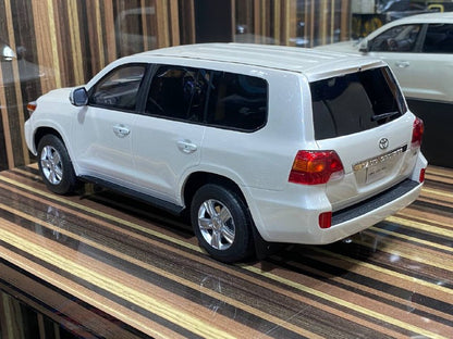 1/18 Diecast Toyota Land Cruiser 200 White Kyosho Samurai Scale Model Car