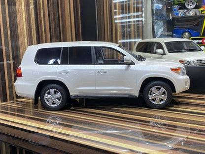 1/18 Diecast Toyota Land Cruiser 200 White Kyosho Samurai Scale Model Car