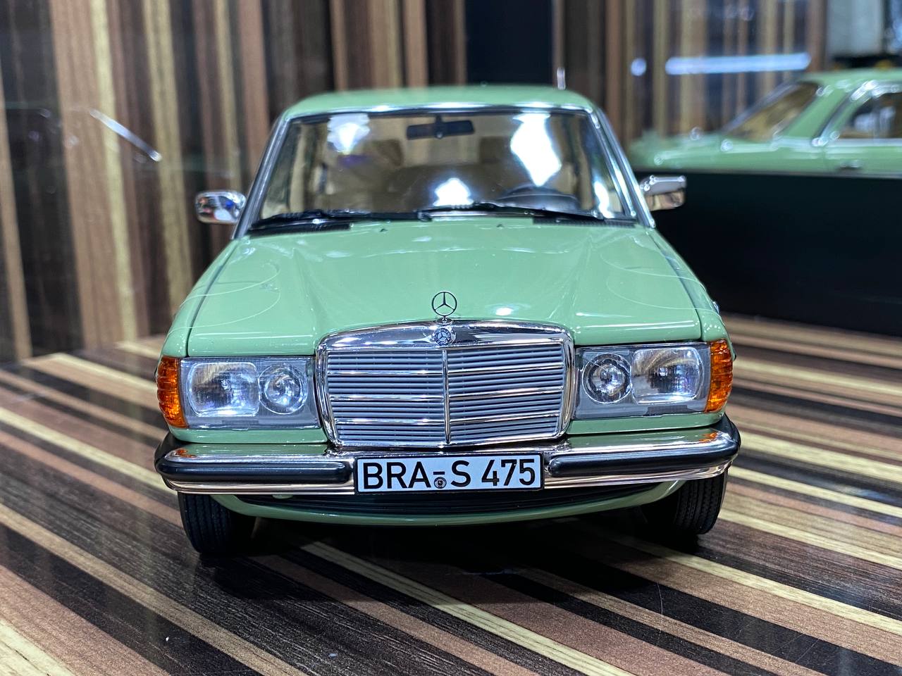 1/18 Diecast Mercedes-Benz 200 1982 Green Norev Scale Model Car
