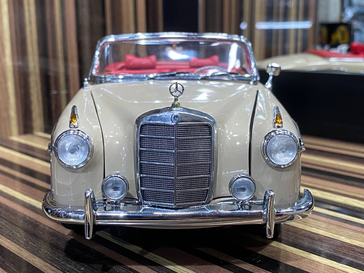 1/18 Diecast Mercedes-Benz 220SE Cabriolet 1958 Beige by Sun Star