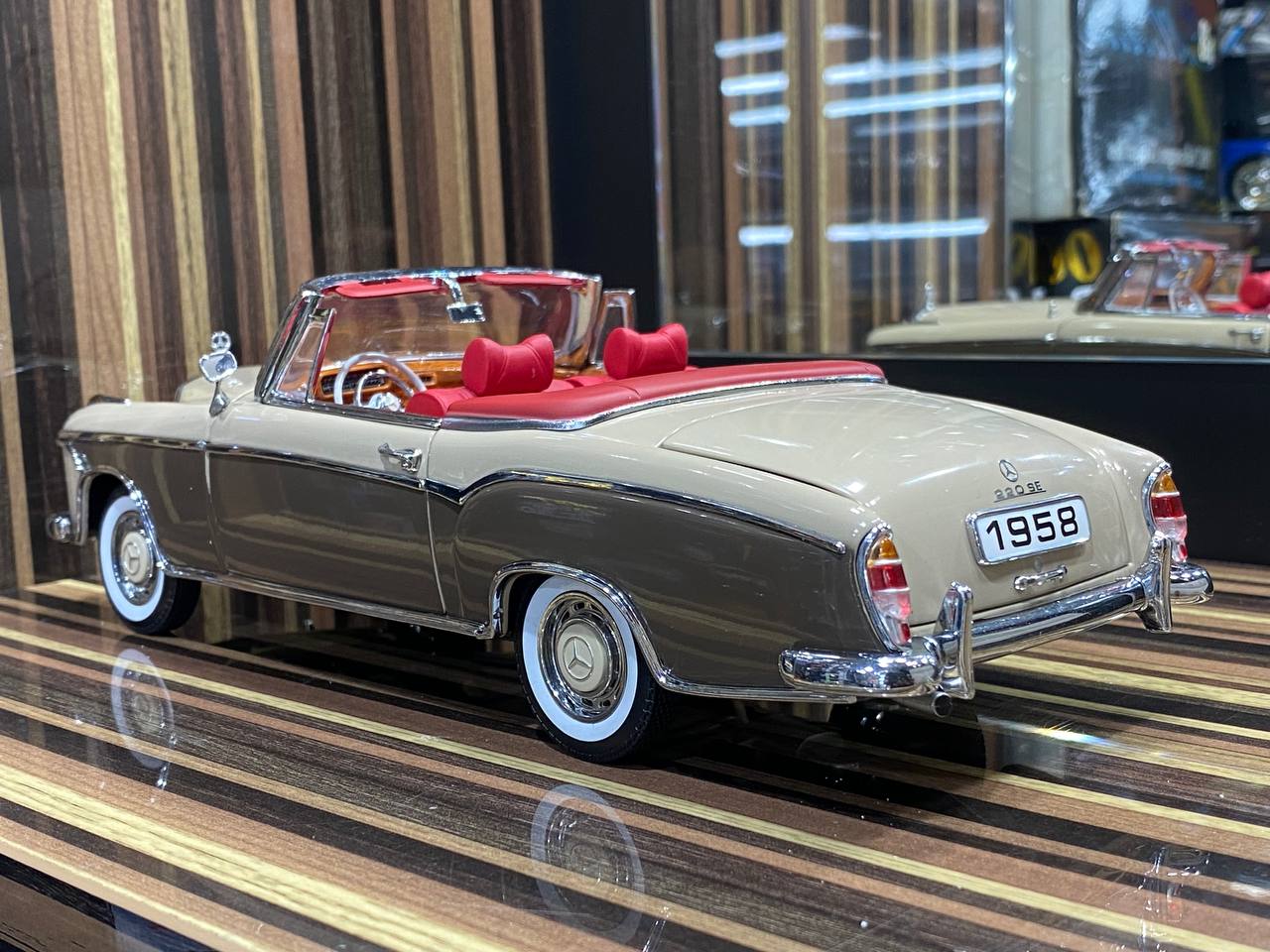 1/18 Diecast Mercedes-Benz 220SE Cabriolet 1958 Beige by Sun Star
