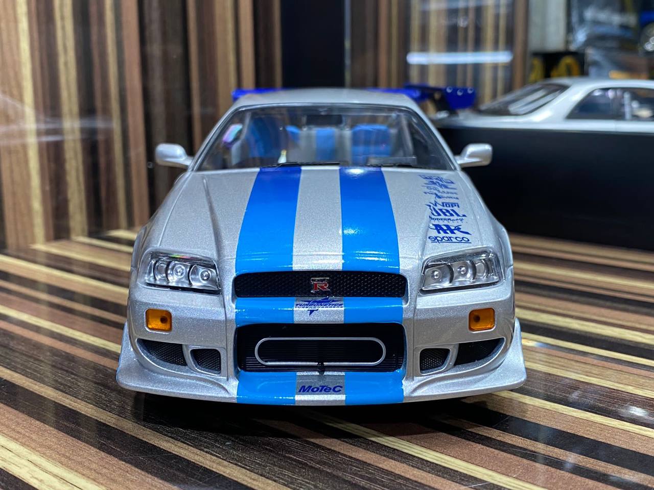 Greenlight Artisan Nissan R34 Black 1999 1/18 19030 Greenlight Artisan Nissan R34 Black 1999 1/18 19030