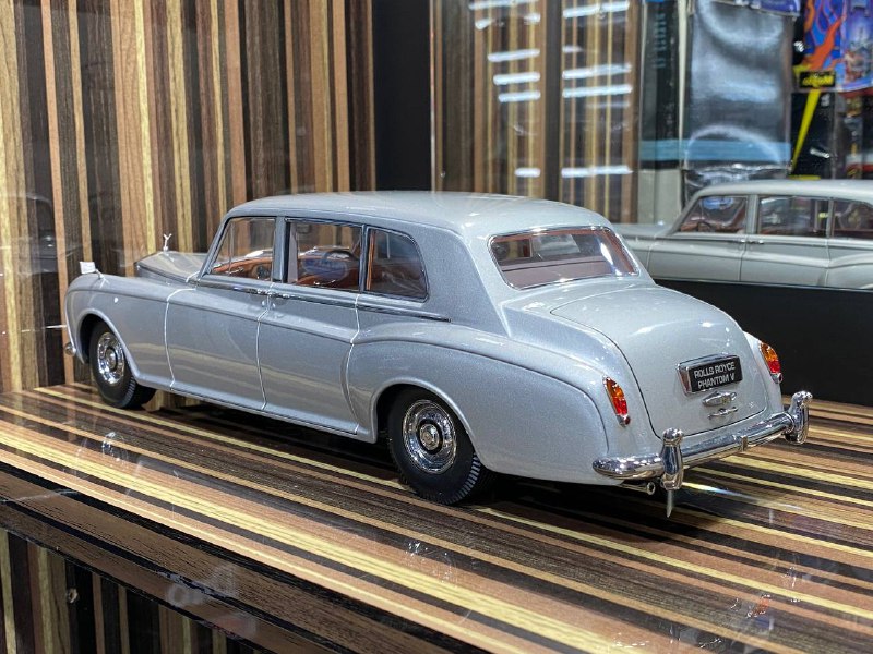 Rolls-Royce Phantom V 1964 Paragon Models