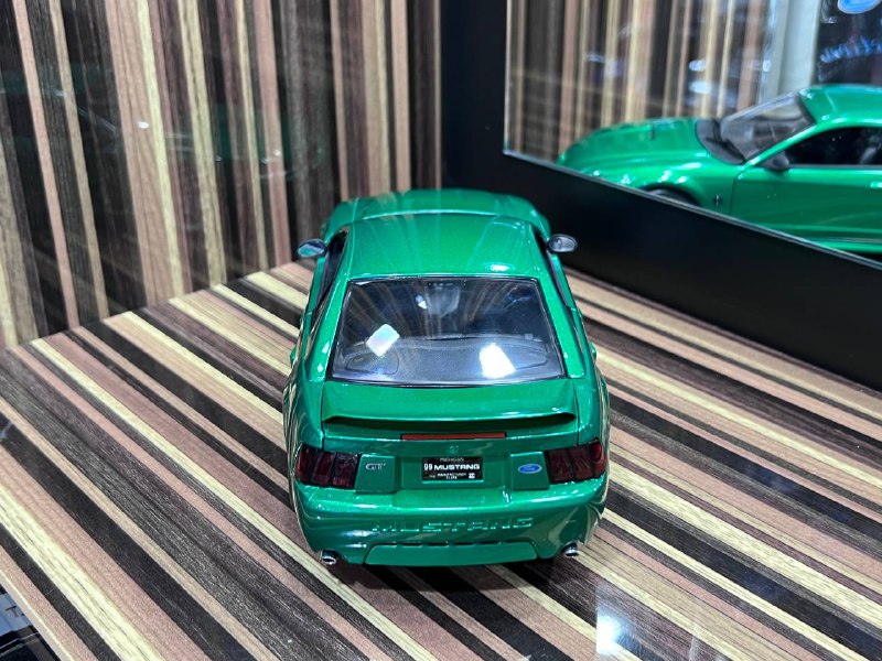 1/18 Diecast Ford Mustang 1999 Scale Model Car by Maisto