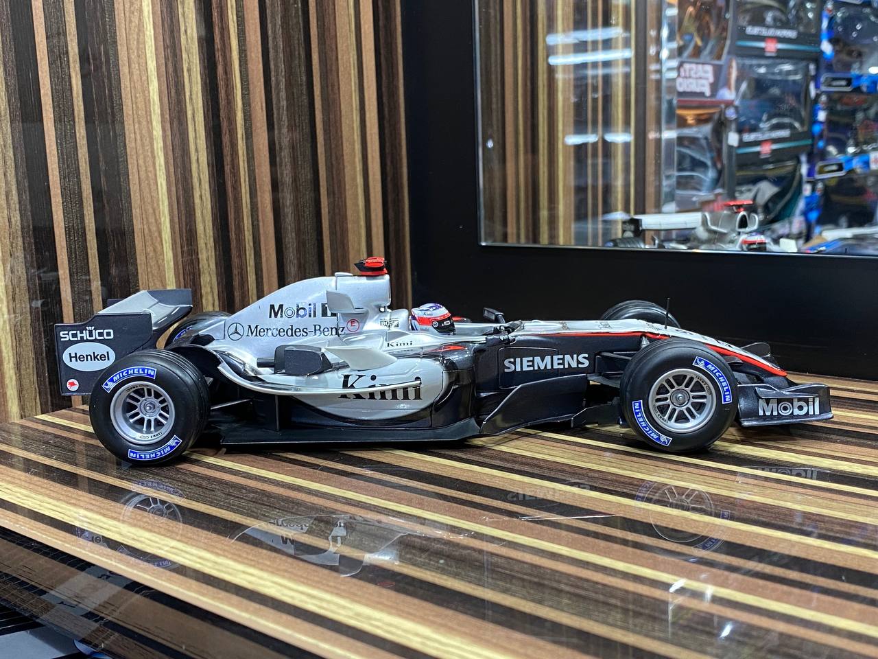 F1 McLAREN MP4-20 2005 RAIKKONEN coffret 1/18 HOT WHEELS G9753 voiture miniature F1 McLAREN MP4-20 2005 RAIKKONEN coffret 1/18 HOT WHEELS G9753 voiture miniature