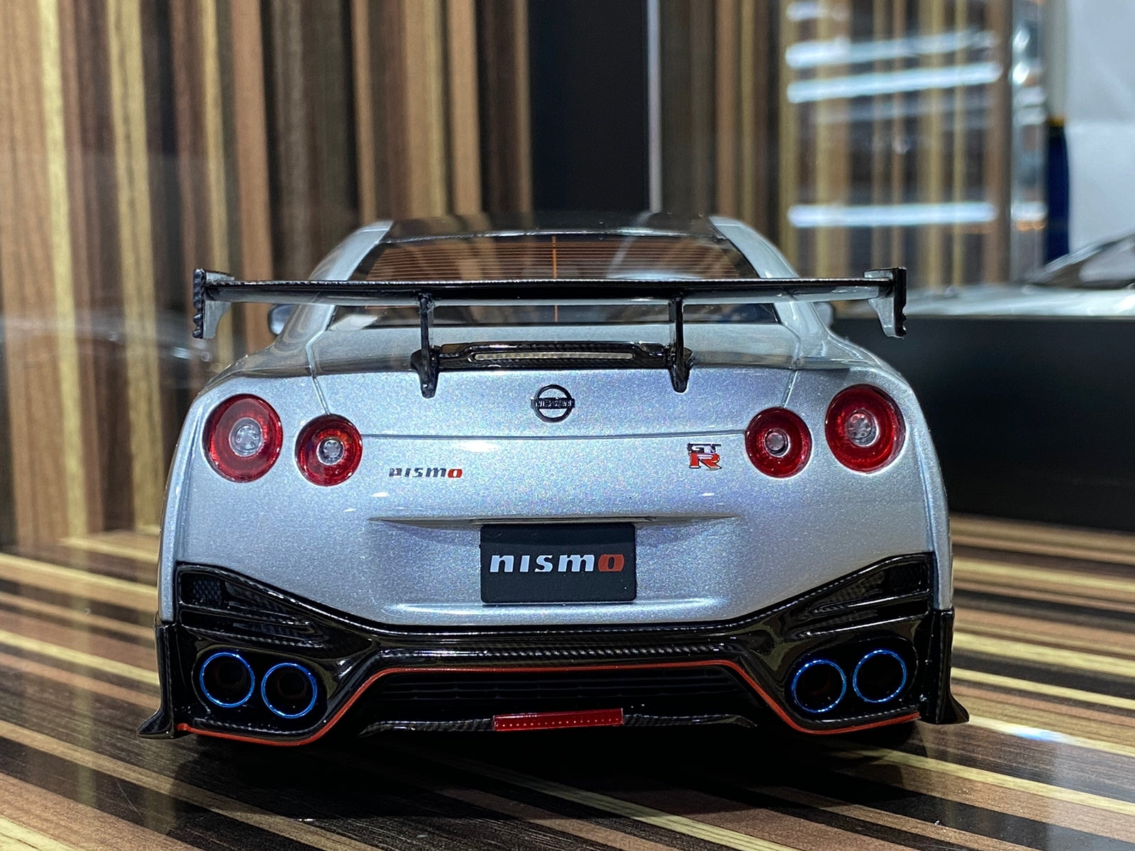 Voiture De Collection Nissan GT-R R35 Bleu Métallisé Carbon Phares Et Feux A Led Figurine Brian Fast And Furious 1 18 Voiture De Collection Nissan GT-R R35 Bleu Métallisé Carbon Phares Et Feux A Led Figurine Brian Fast And Furious 1 18