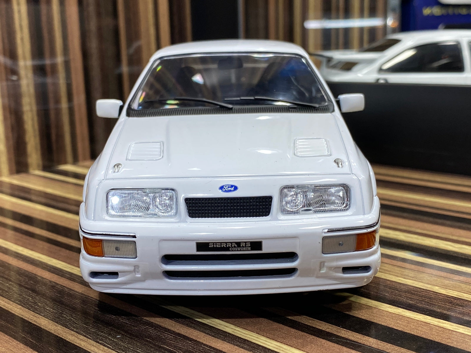 1/18 Diecast Ford Sierra RS Cosworth 1987 White Model Car by IXO