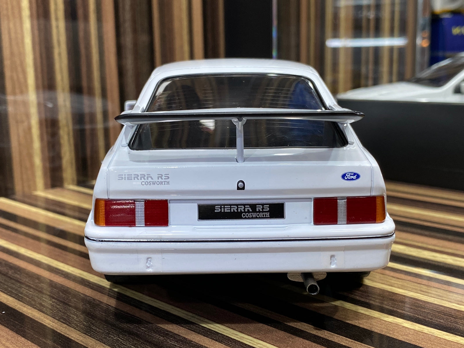 1/18 Diecast Ford Sierra RS Cosworth 1987 White Model Car by IXO