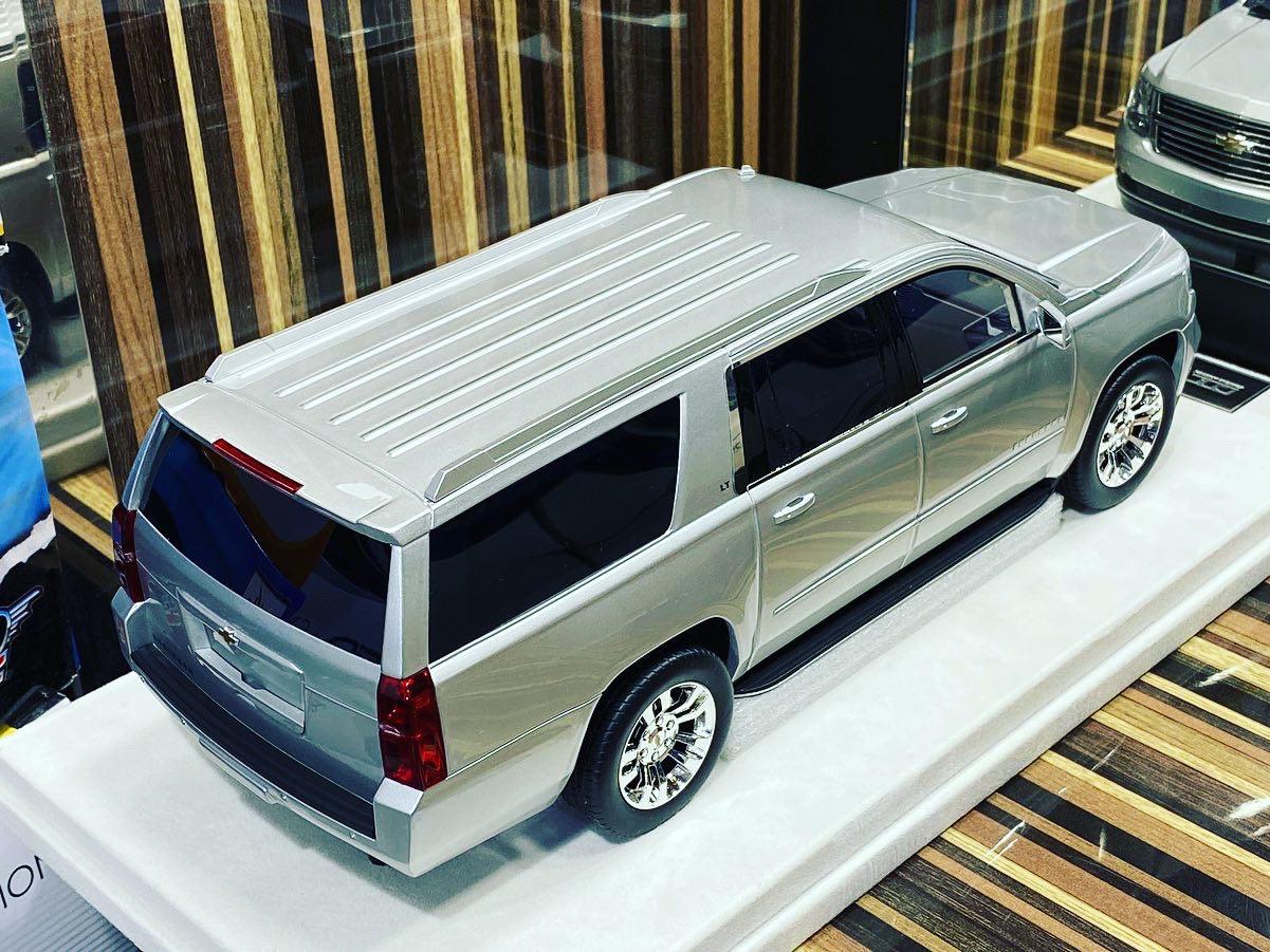 1/18 Resin Chevrolet Suburban Tahoe LTZ 2015 Silver Model Car by GOC
